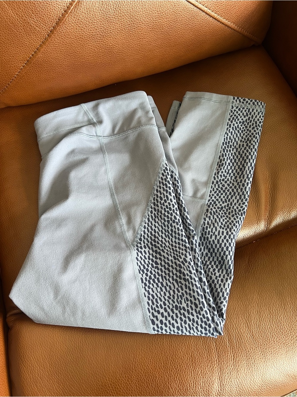 Under Armour Gray Performance Leggings with Subtle Print - Picture 1 of 2
